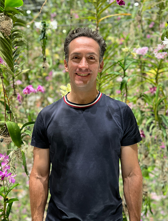 Alejandro entre orquídeas
