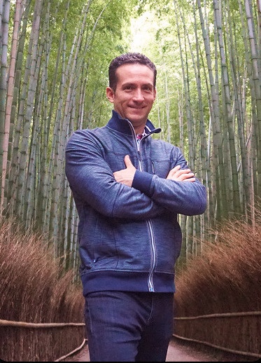 Alejandro en el bosque de bambú
